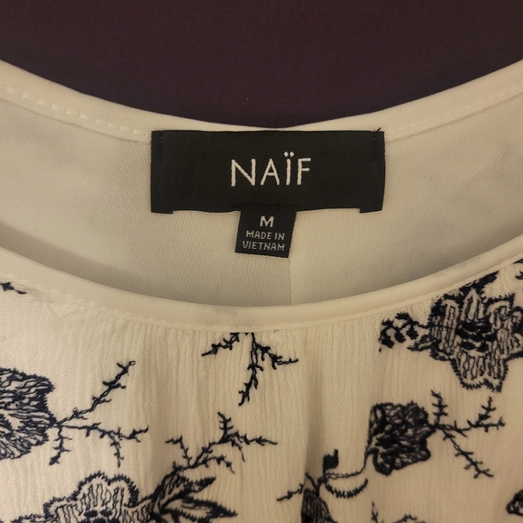 NAIF Cream Navy Floral 3/4 Sleeve Relaxed Mini Dress With Open Shoulders. Size M - Picture 2 of 6